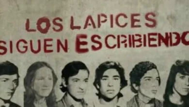 Manifestantes en la marcha por la Noche de los Lápices en la Plaza de la Intendencia, Córdoba