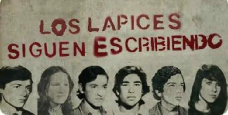 Manifestantes en la marcha por la Noche de los Lápices en la Plaza de la Intendencia, Córdoba