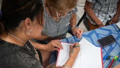 Adultos estudiantes en una aula de una escuela municipal de Córdoba