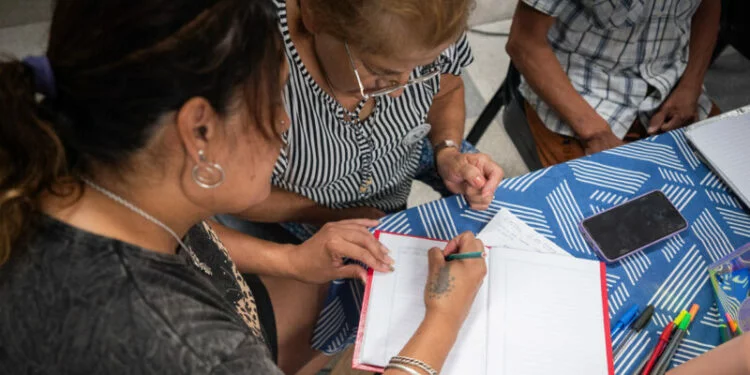 Adultos estudiantes en una aula de una escuela municipal de Córdoba