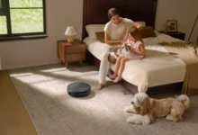 Robot aspirador Roomba Max 875 Combo con dock AutoWash en posición bajo un sofá