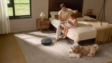 Robot aspirador Roomba Max 875 Combo con dock AutoWash en posición bajo un sofá