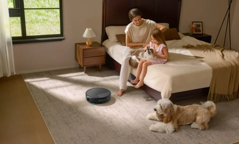 Robot aspirador Roomba Max 875 Combo con dock AutoWash en posición bajo un sofá