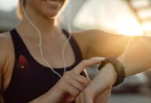 Reloj inteligente mostrando calorías quemadas durante un entrenamiento