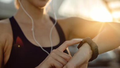 Reloj inteligente mostrando calorías quemadas durante un entrenamiento