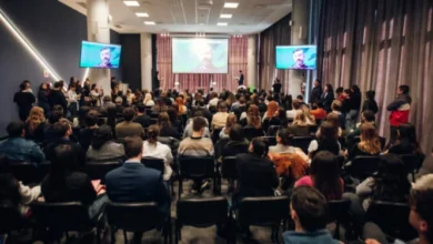 Equipo de jóvenes cordobeses presentando proyecto de innovación climática
