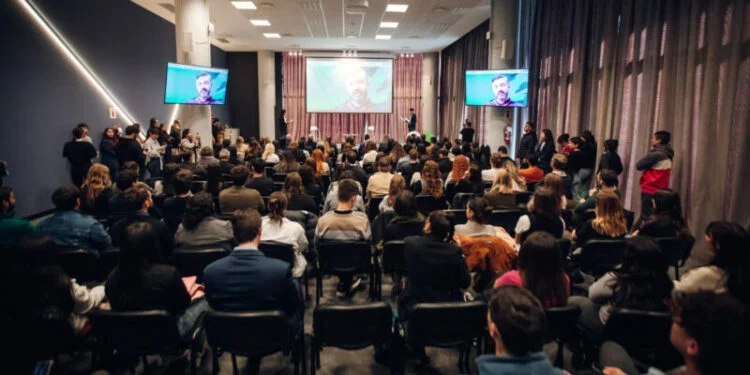 Equipo de jóvenes cordobeses presentando proyecto de innovación climática