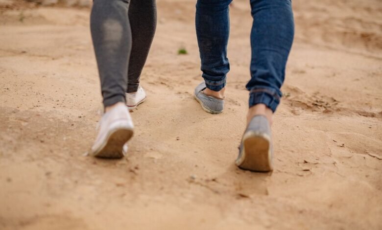 Personas mayores caminando en un huerto de la zona azul