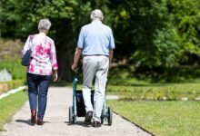 Persona caminando al aire libre, ilustrando la relación entre ejercicio y prevención del alzhéimer