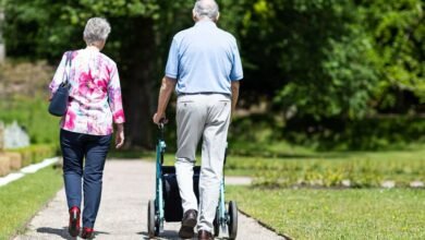 Persona caminando al aire libre, ilustrando la relación entre ejercicio y prevención del alzhéimer