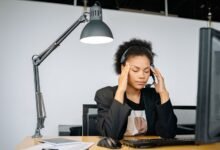 Persona cansada frente a una computadora, símbolo del burnout