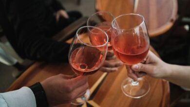 Copa de vino tinto sobre mesa, símbolo de la socialización
