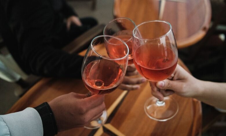 Copa de vino tinto sobre mesa, símbolo de la socialización