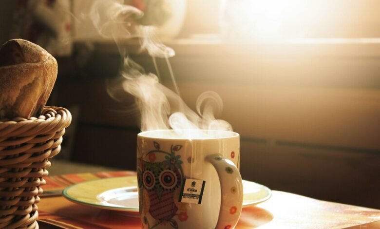 Taza humeante de café sobre una mesa