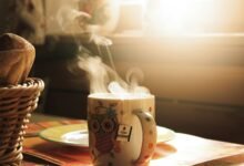 Persona tomando café con una taza de cerámica a temperatura moderada