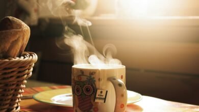 Persona tomando café con una taza de cerámica a temperatura moderada