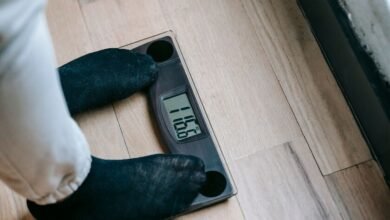 Persona mostrando pérdida de músculo tras dietas yo-yo
