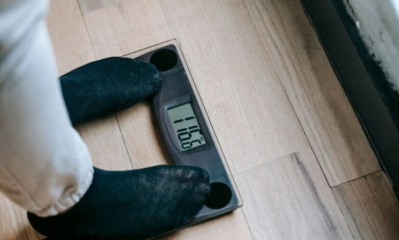 Persona mostrando pérdida de músculo tras dietas yo-yo