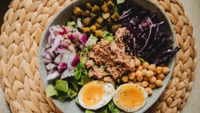 Plato típico de dieta cetogénica con alimentos bajos en carbohidratos