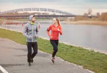 Persona corriendo a paso lento en un parque, práctica de slow jogging