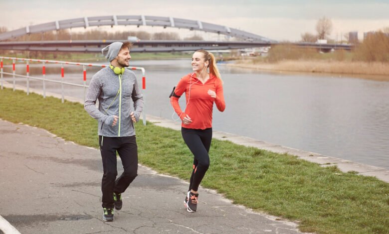 Persona corriendo a paso lento en un parque, práctica de slow jogging