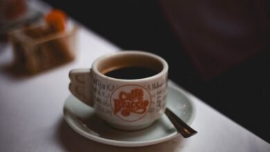 Taza de café humeante sobre mesa, símbolo de la costumbre cordobesa