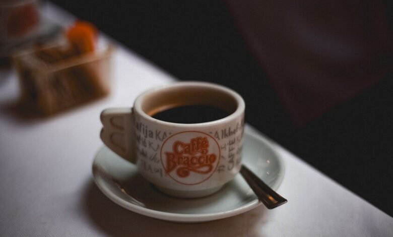 Taza de café humeante sobre mesa, símbolo de la costumbre cordobesa