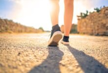 Persona corriendo suavemente en una cinta de gimnasio