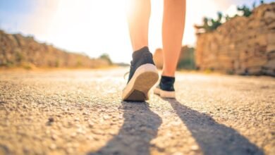 Persona corriendo suavemente en una cinta de gimnasio