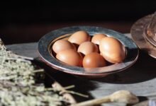 Huevos frescos sobre mesa de madera