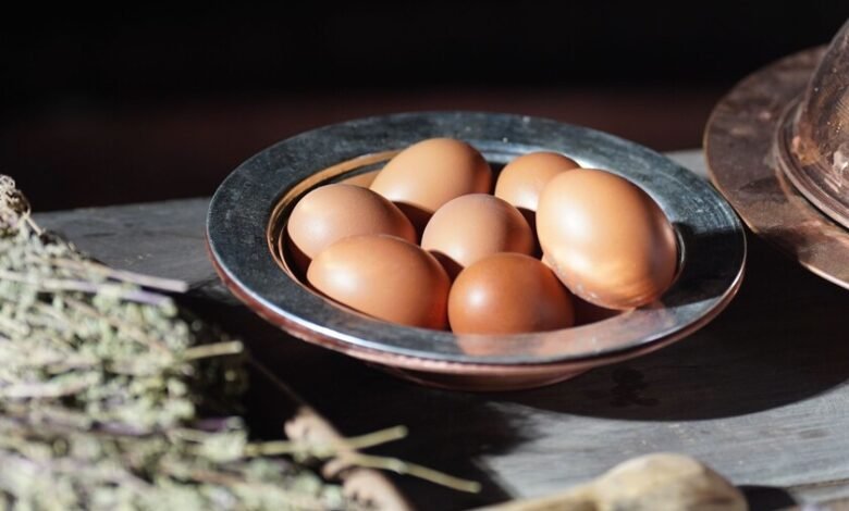 Huevos frescos sobre mesa de madera