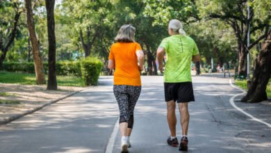Persona mayor caminando rápidamente en un parque