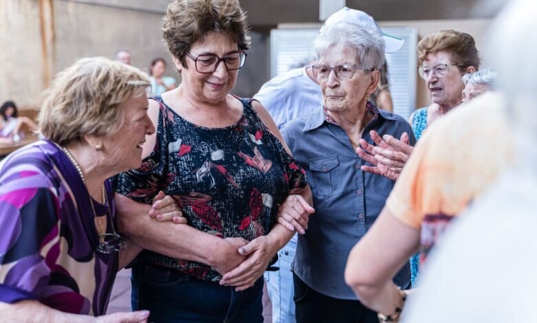 Personas mayores en Galicia que ilustran la alta concentración de centenarios en la región
