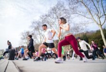 Persona jugando al tenis al aire libre, ejemplificando los beneficios de los deportes de raqueta para la salud