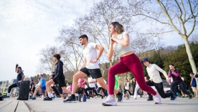 Persona jugando al tenis al aire libre, ejemplificando los beneficios de los deportes de raqueta para la salud