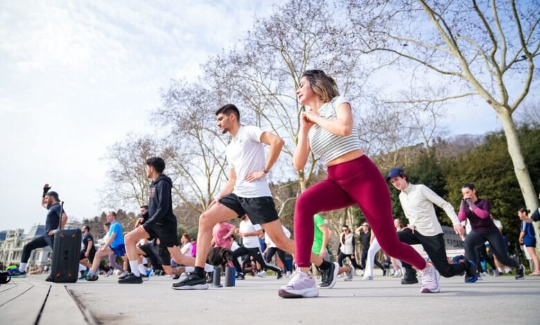 Persona jugando al tenis al aire libre, ejemplificando los beneficios de los deportes de raqueta para la salud