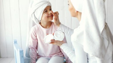 Niña aplicando productos de skincare, ilustración del vínculo entre cosméticos y pubertad