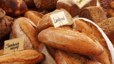 Rebanada de pan integral sobre tabla, símbolo del gluten en la alimentación
