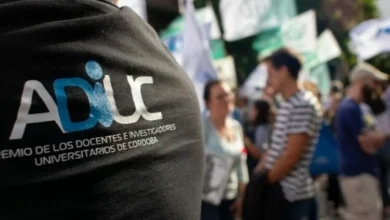 Manifestación de docentes universitarios frente a la Universidad Nacional de Córdoba