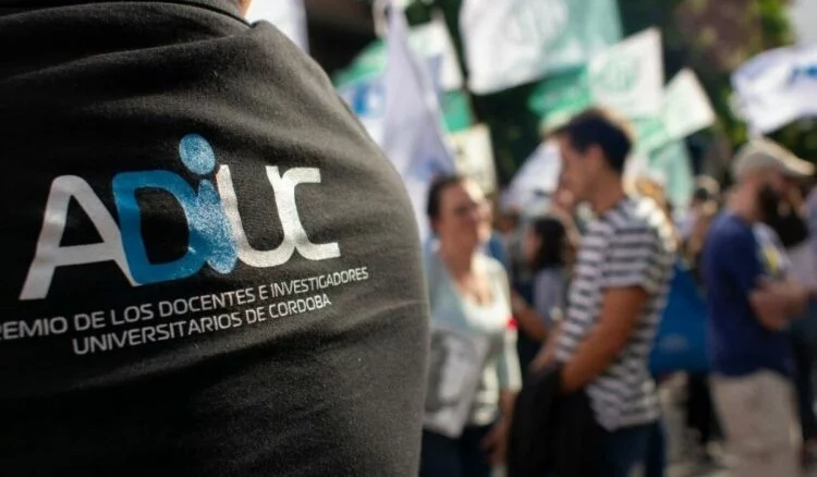 Manifestación de docentes universitarios frente a la Universidad Nacional de Córdoba