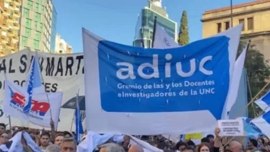 Docentes y estudiantes de la UNC marchan en reclamo de salarios y financiamiento universitario durante el paro del 8 de septiembre
