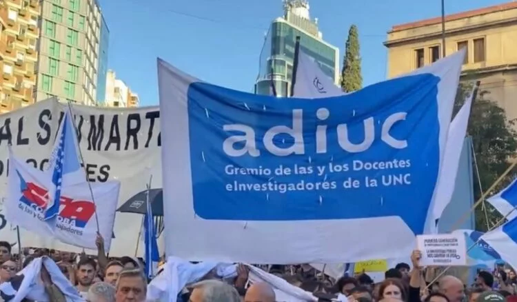 Docentes y estudiantes de la UNC marchan en reclamo de salarios y financiamiento universitario durante el paro del 8 de septiembre