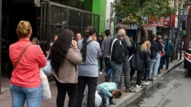 Colectivo detenido frente al predio de la UTA en la zona sur de Córdoba durante la asamblea de la mañana.