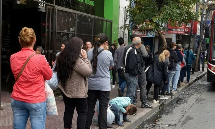 Colectivo detenido frente al predio de la UTA en la zona sur de Córdoba durante la asamblea de la mañana.