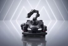AstraX robot cortacésped con brazo robótico en acción en un jardín