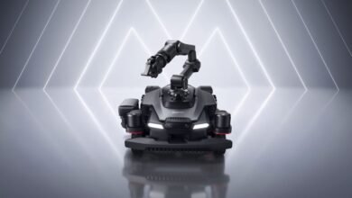 AstraX robot cortacésped con brazo robótico en acción en un jardín