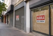 Edificio comercial vacío en el centro de Córdoba con carteles de 'Se alquila' y señal de alta vacancia