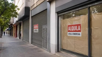 Edificio comercial vacío en el centro de Córdoba con carteles de 'Se alquila' y señal de alta vacancia