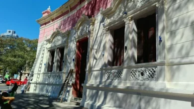 Fachada blanca recién restaurada de la Casa Radical en la esquina de San Juan y Vélez Sarsfield, Córdoba