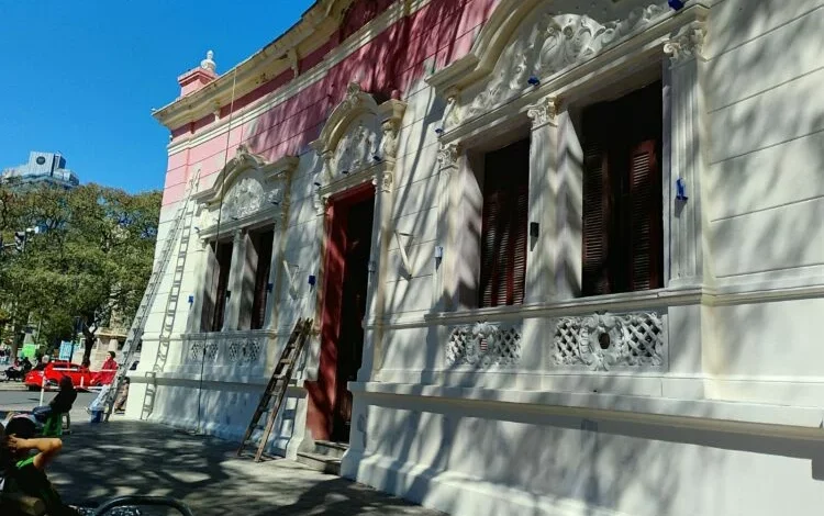 Fachada blanca recién restaurada de la Casa Radical en la esquina de San Juan y Vélez Sarsfield, Córdoba